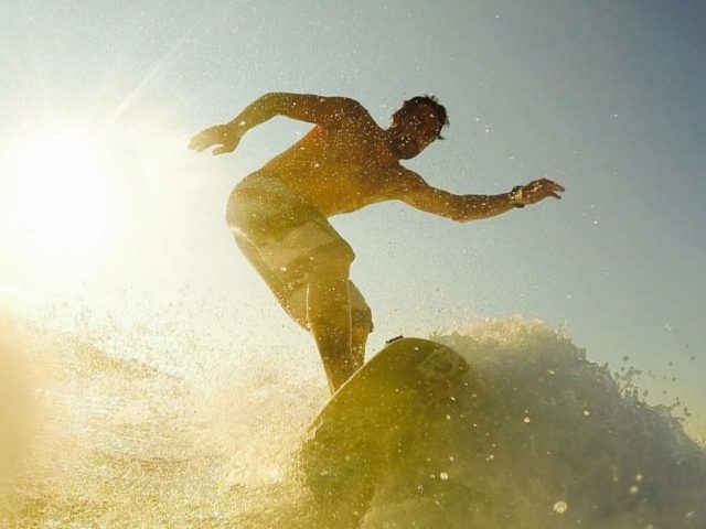 Wakesurfing, ένας εναλλακτικός τρόπος να δαμάσεις τα κύματα