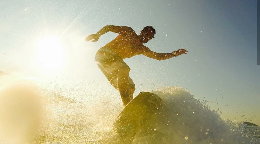 Wakesurfing, ένας εναλλακτικός τρόπος να δαμάσεις τα κύματα