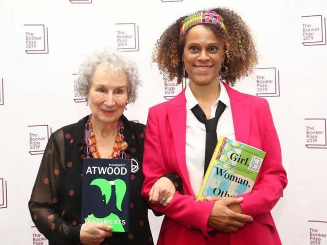 H Margaret Atwood και η Bernardin Evaristo μοιράζονται το βραβείο Booker