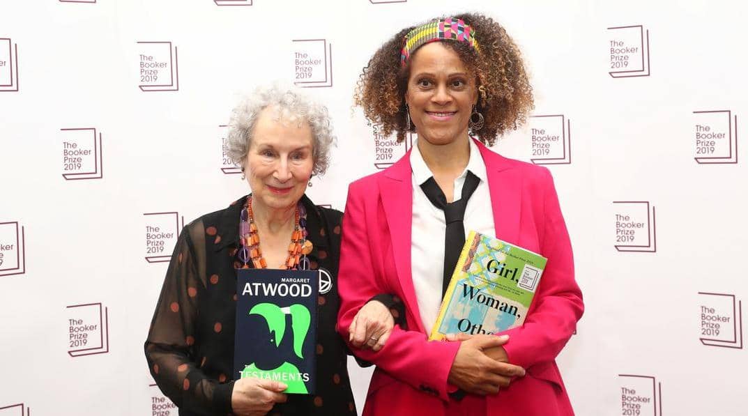 H Margaret Atwood και η Bernardin Evaristo μοιράζονται το βραβείο Booker