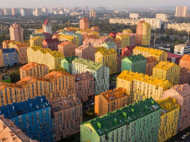 Ένα σύγχρονο συγκρότημα κατοικιών στην Ουκρανία, ονομαζόμενο Comfort Town, μας συστήνει ένα νέο σύστημα διαβίωσης, με το χρώμα να παίζει κυρίαρχο ρόλο.
