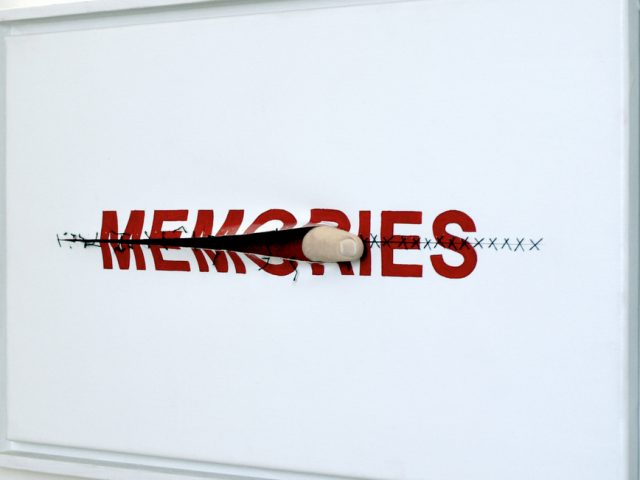 O Anatol Knotek και τα installations που παίζουν με τις λέξεις