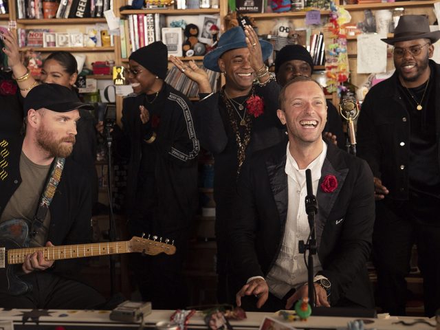 Oι Coldplay ερμηνεύουν το 1999 του Prince στη μικρή τους συναυλία για το Tiny Desk