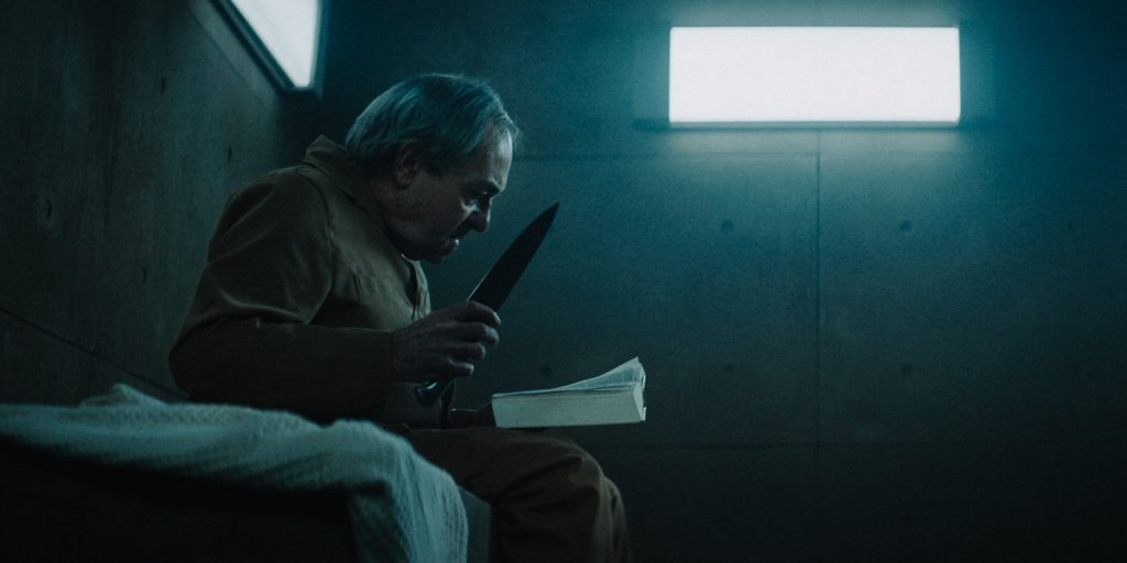 "Η Πλατφόρμα", η νέα ταινία του απέκτησε το Netflix, προσομοιάζει το σύγχρονο κόσμο και το άνισο ταξικό σύστημα συνδυάζοντας horror στοιχεία με sci fi.