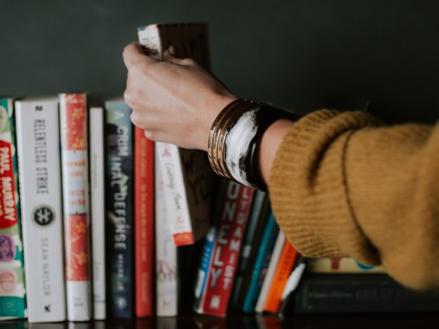 Τα 5 καλύτερα book clubs που μπορείς να ακολουθήσεις τώρα στο Instagram