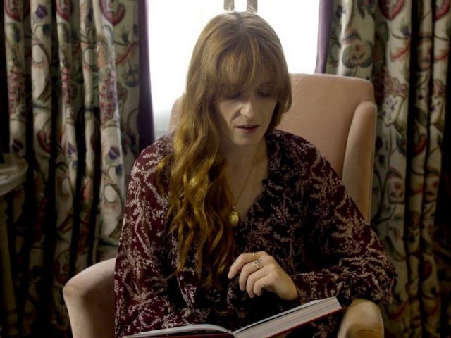 To βιβλίο της Florence Welch, Useless Magic επανακυκλοφορεί με έξτρα κεφάλαια και αστερόσκονη
