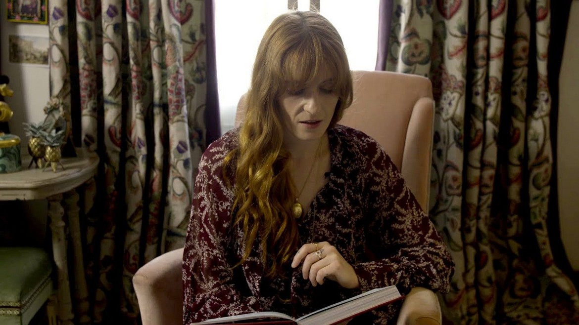 To βιβλίο της Florence Welch, Useless Magic επανακυκλοφορεί με έξτρα κεφάλαια και αστερόσκονη