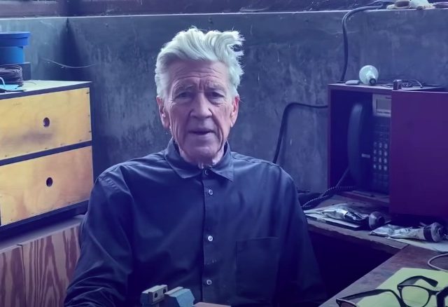 Σταμάτα ό,τι κάνεις και παρακολούθησε τον David Lynch να λέει τον καιρό