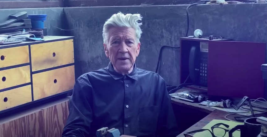 Σταμάτα ό,τι κάνεις και παρακολούθησε τον David Lynch να λέει τον καιρό