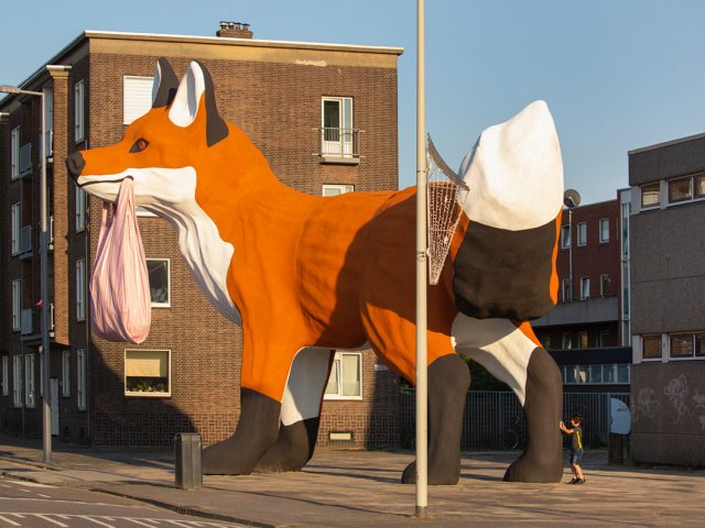H τεράστια αλεπού στις γκρίζες περιοχές του Ρότερνταμ και ο ιδιαίτερος συμβολισμός της
