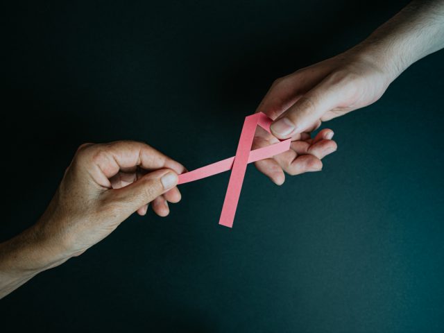Χιλιάδες ιστορίες ζωής πίσω από μία ροζ κορδέλα